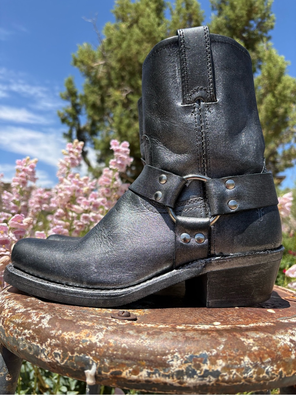FRYE πΊπΈ Metallic Black 8R Harness Boots - Picture 7 of 16